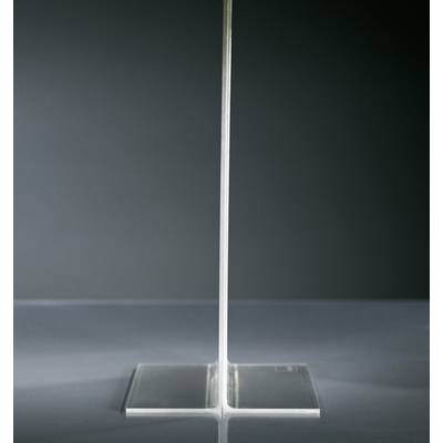 Objet acrylique transparent en forme de T, posé sur une surface réfléchissante devant un fond gris.