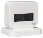 Un petit ventilateur blanc en plastique avec un panneau solaire sur l'avant et 'Opus' dans le coin inférieur droit, placé sur un socle.