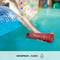 Un haut-parleur Bluetooth rouge flotte dans l'eau à côté d'une chaise de piscine gonflable bleue. Texte : 'Étanche IP67 intégral'.