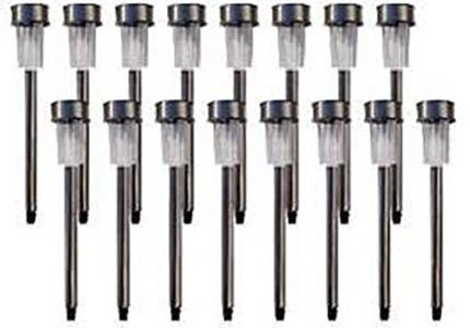 Quinze pistons métalliques avec des parties transparentes, disposés uniformément en trois rangées, sur un fond blanc.