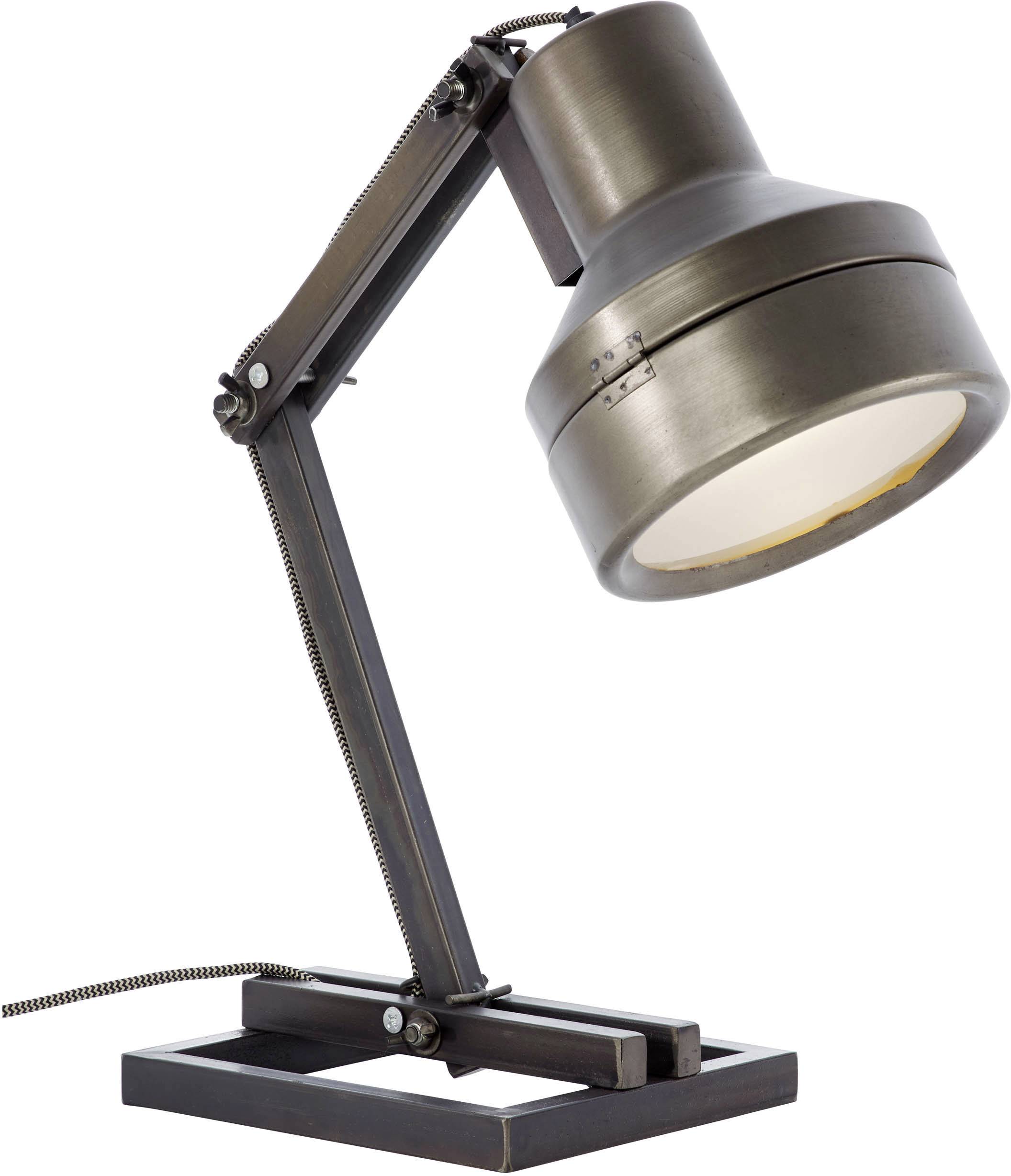 Une lampe de table métallique de style industriel, dont la tête est inclinée vers le bas, montée sur un socle rectangulaire.