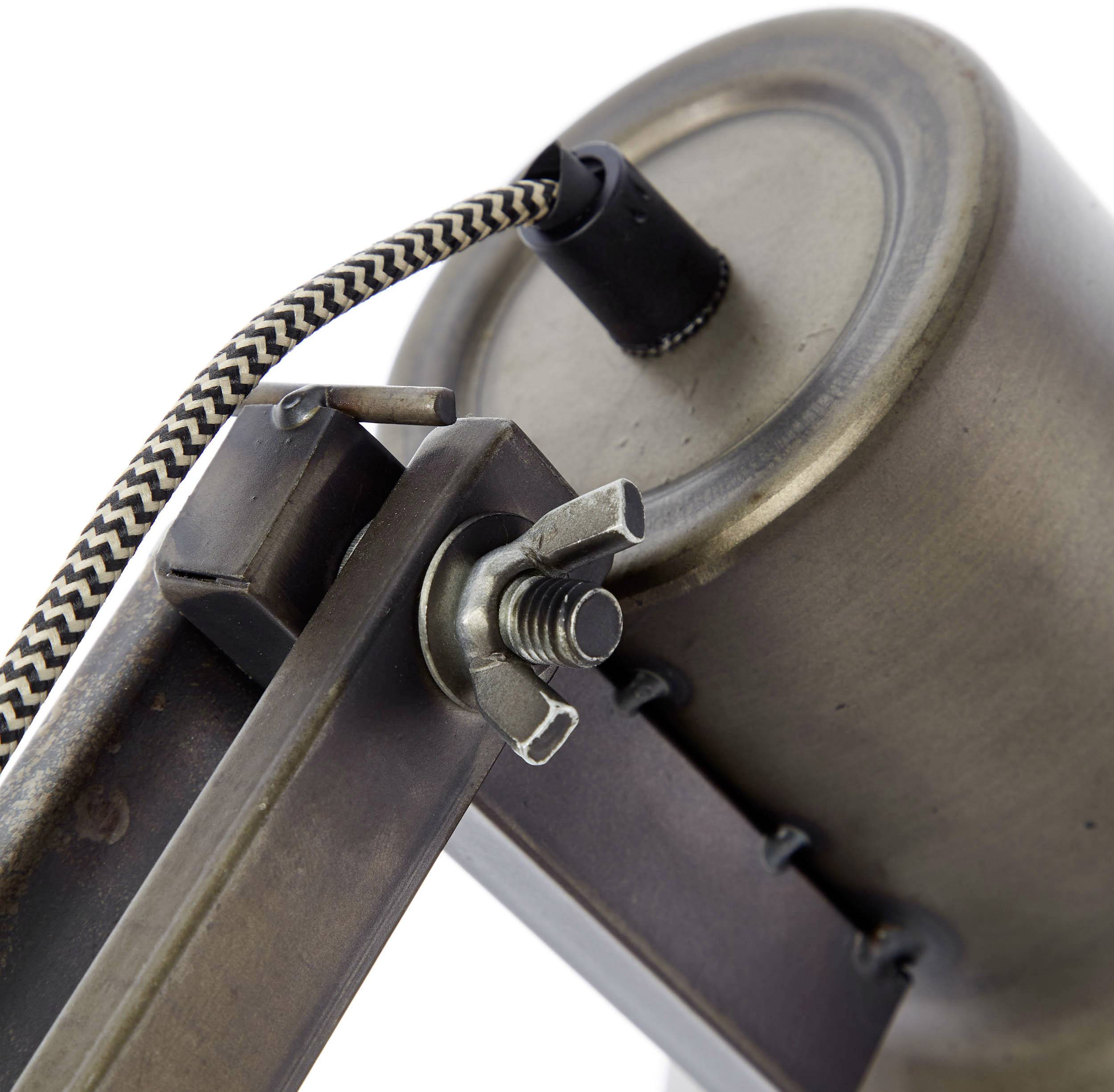 Vue détaillée d'une lampe industrielle avec abat-jour métallique et câble dentelé.