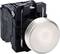 Bouton-poussoir rond et illuminé pour systèmes de commande industriels, monté sur un boîtier noir.