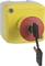 Un interrupteur de sécurité d'urgence jaune avec clé. Boîtier rouge et jaune, fabriqué par Schneider Electric. Déverrouillé.