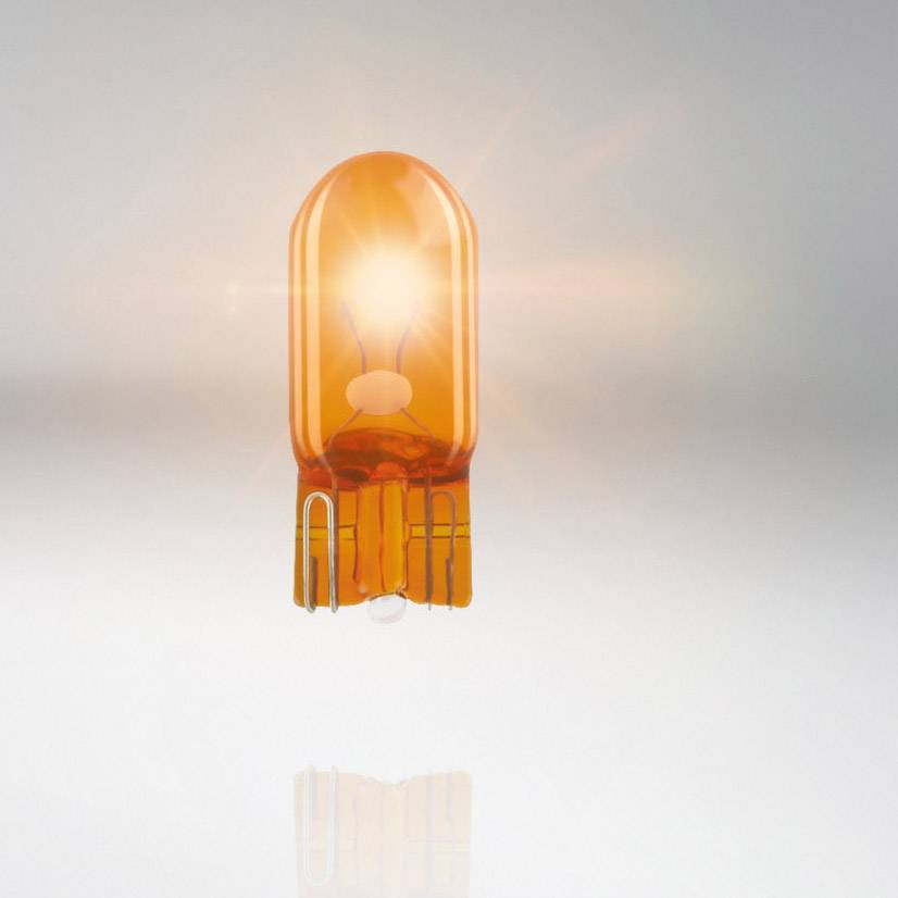 Une ampoule incandescente orange vif devant un fond neutre, dégageant chaleur et lumière.