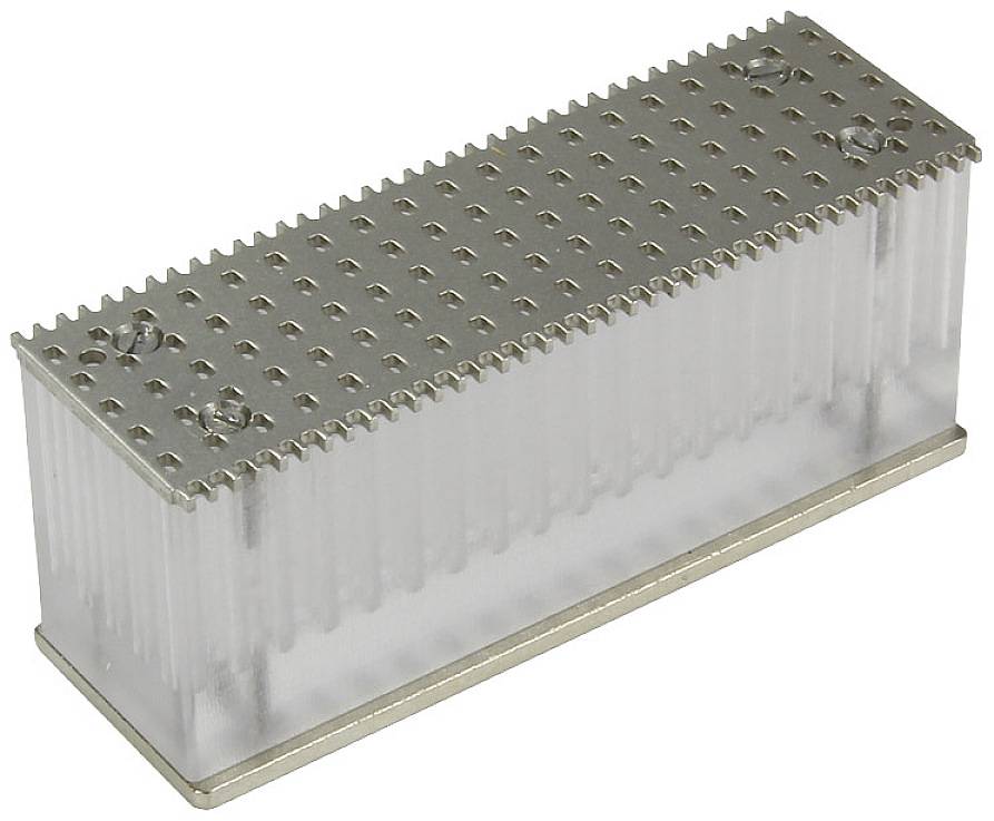 Un dissipateur thermique argenté, rectangulaire, à surface nervurée et couverture métallique perforée pour l'évacuation de la chaleur des composants électroniques.