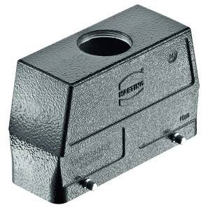 Bloc de métal gris avec un trou rond au centre et l'inscription 'Farting'. Forme rectangulaire avec des surfaces structurées.