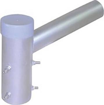 Un tube métallique argenté formant un angle droit. Sur le côté vertical, trois petits raccordements sont présents.