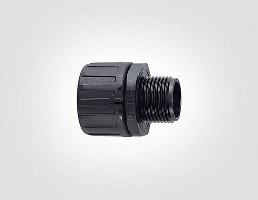 Raccord de tuyauterie en plastique noir fileté, représenté de côté. Utilisé pour les connexions de tuyaux dans les systèmes d'eau ou d'irrigation.
