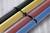 Trois câbles de différentes couleurs sont soigneusement regroupés avec des attaches de câble : un câble jaune, un câble rouge et un câble bleu.