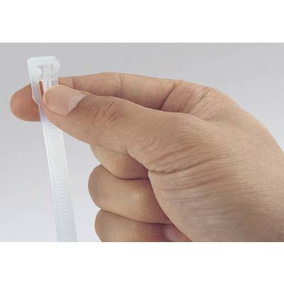 Une main tient un collier de serrage blanc.