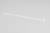 Un collier de serrage blanc posé sur un fond gris, principalement utilisé pour des fixations dans diverses applications.