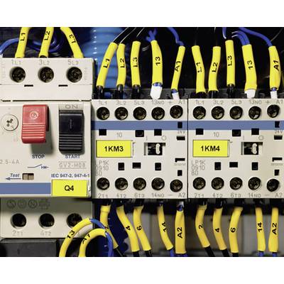 Un tableau électrique avec des bornes de connexion câblées. À gauche, on peut voir un bouton d'arrêt rouge et un bouton de démarrage noir.