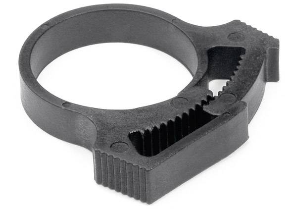 Un anneau noir en plastique aux bords dentelés et à la surface supérieure plate. Probablement un composant d'un dispositif mécanique ou d'un outil.