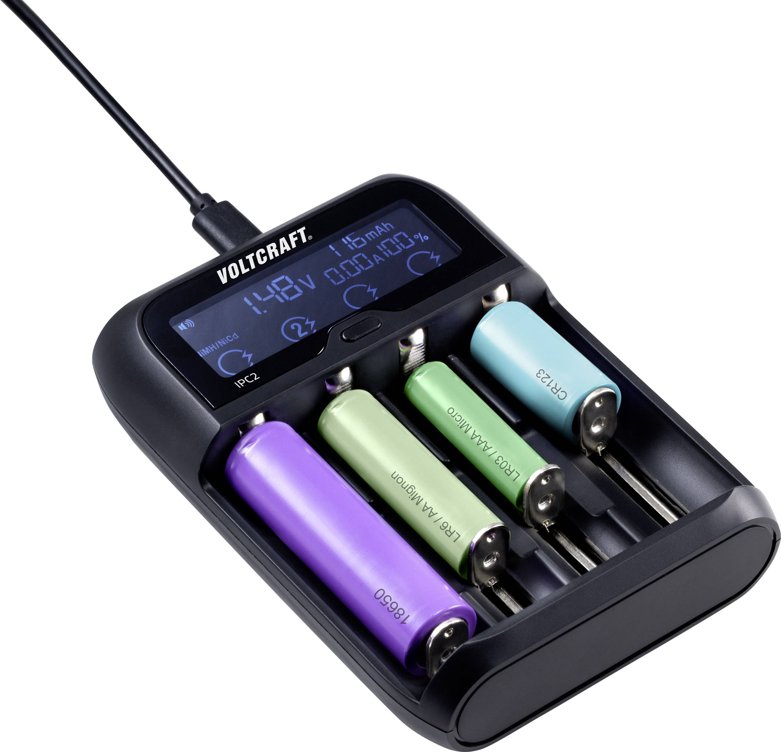 Un chargeur de Voltcraft affiche quatre batteries différentes dans ses emplacements. L'écran indique la tension et le statut de charge.