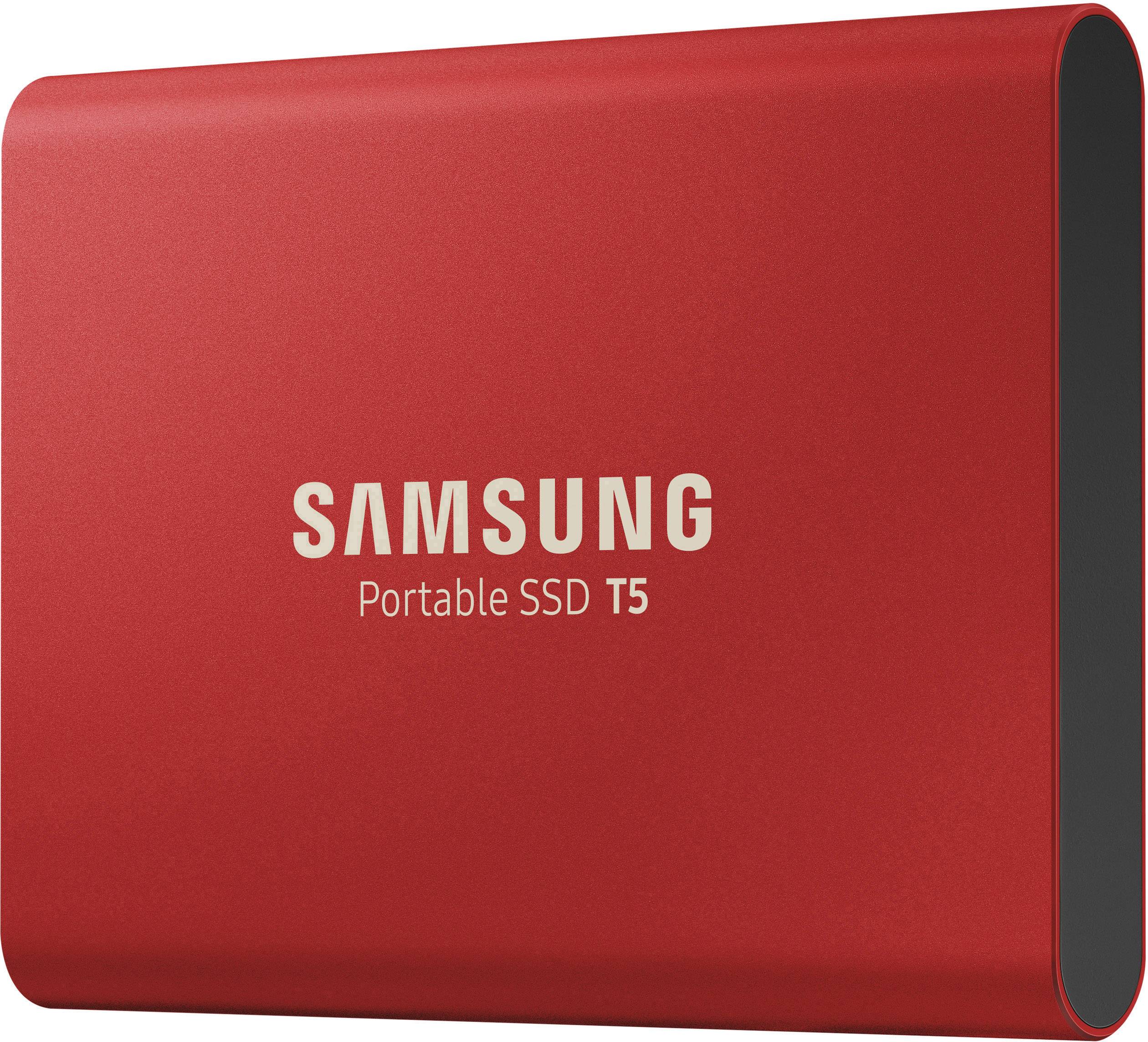 Une Samsung Portable SSD T5 rouge, compacte et élégante. Elle est au centre de l'image sur un fond blanc.