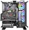 Un boîtier PC ouvert avec des ventilateurs rétroéclairés RGB, un système de refroidissement à eau et du matériel visible. Affichage de la température en haut.
