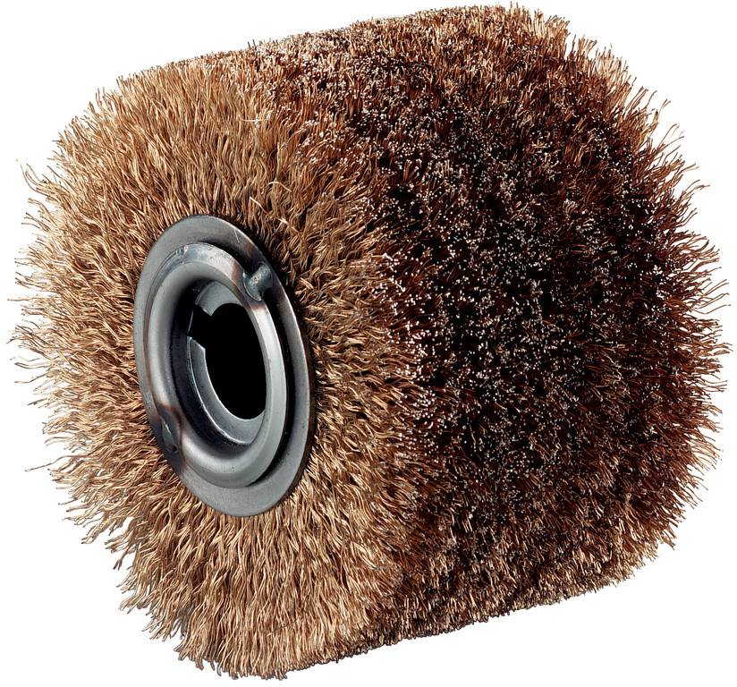 Gros plan d'une brosse métallique abrasive cylindrique avec un moyeu central en métal, utilisée pour le nettoyage, l'ébavurage ou le finissage de surface.