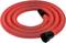 Tuyau spiralé rouge avec des raccords noirs, enroulé. Utilisé pour le transport de liquides ou d'air.