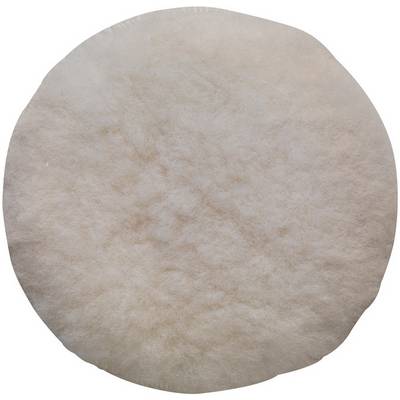 Objet beige rond et moelleux à texture fluffy, ressemblant à un disque de feutre doux ou de laine sur un fond blanc.