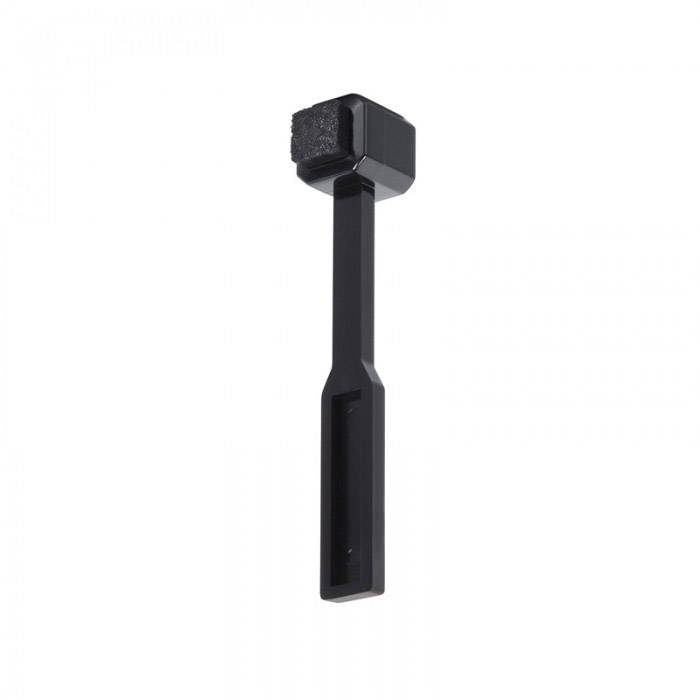 Un marteau en plastique noir avec une surface de frappe carrée, rembourrée de mousse.