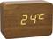 Horloge numérique en bois avec affichage jaune indiquant '24°C'.