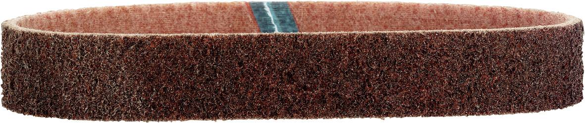 Gros plan d'une bande abrasive de ponçage brune formant une boucle continue.