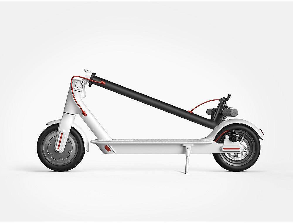 Un scooter électrique blanc et pliable, vu de côté sur un fond blanc, montrant ses roues, son guidon et sa plateforme de conduite.
