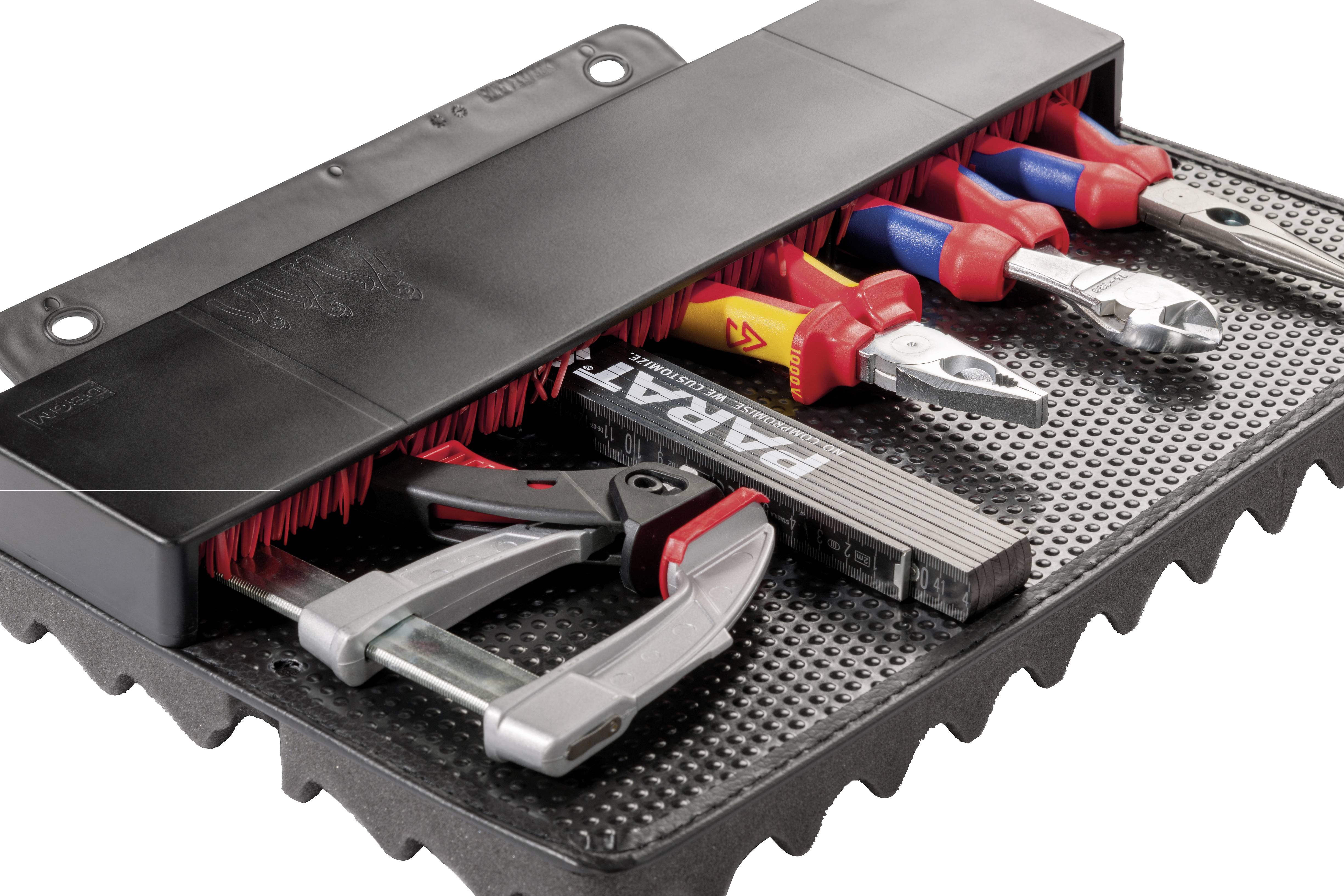 Boîte à outils contenant divers outils manuels, dont des tournevis, des pinces et des serre-joints, sur un fond noir.