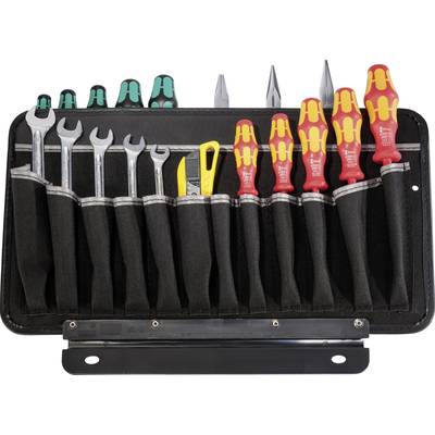Une trousse à outils ouverte contenant divers tournevis, clés à fourche et une pince coupante jaune, soigneusement rangés.