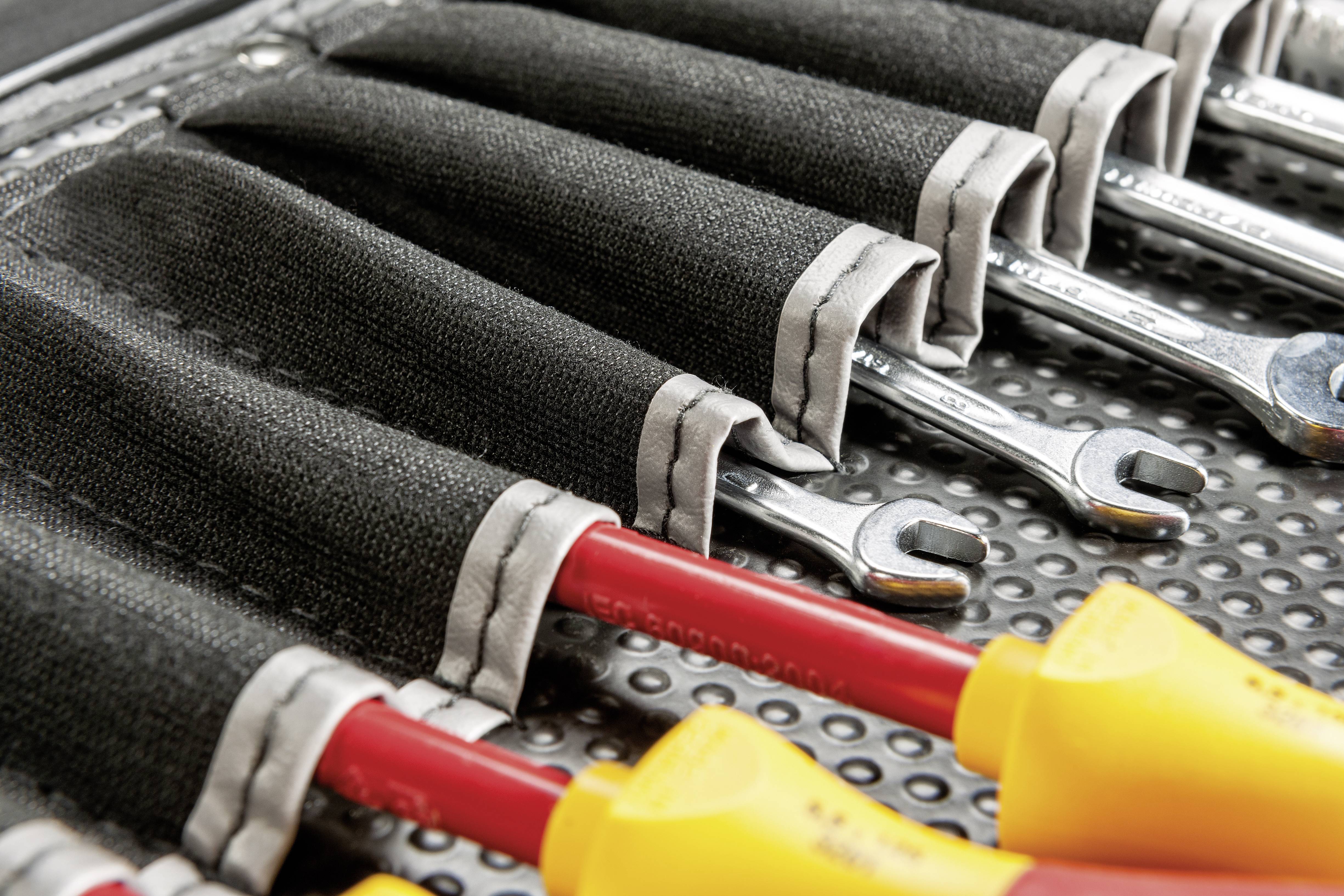 Trousse à outils contenant différentes clés à molette et tournevis isolés, organisés dans des compartiments individuels.