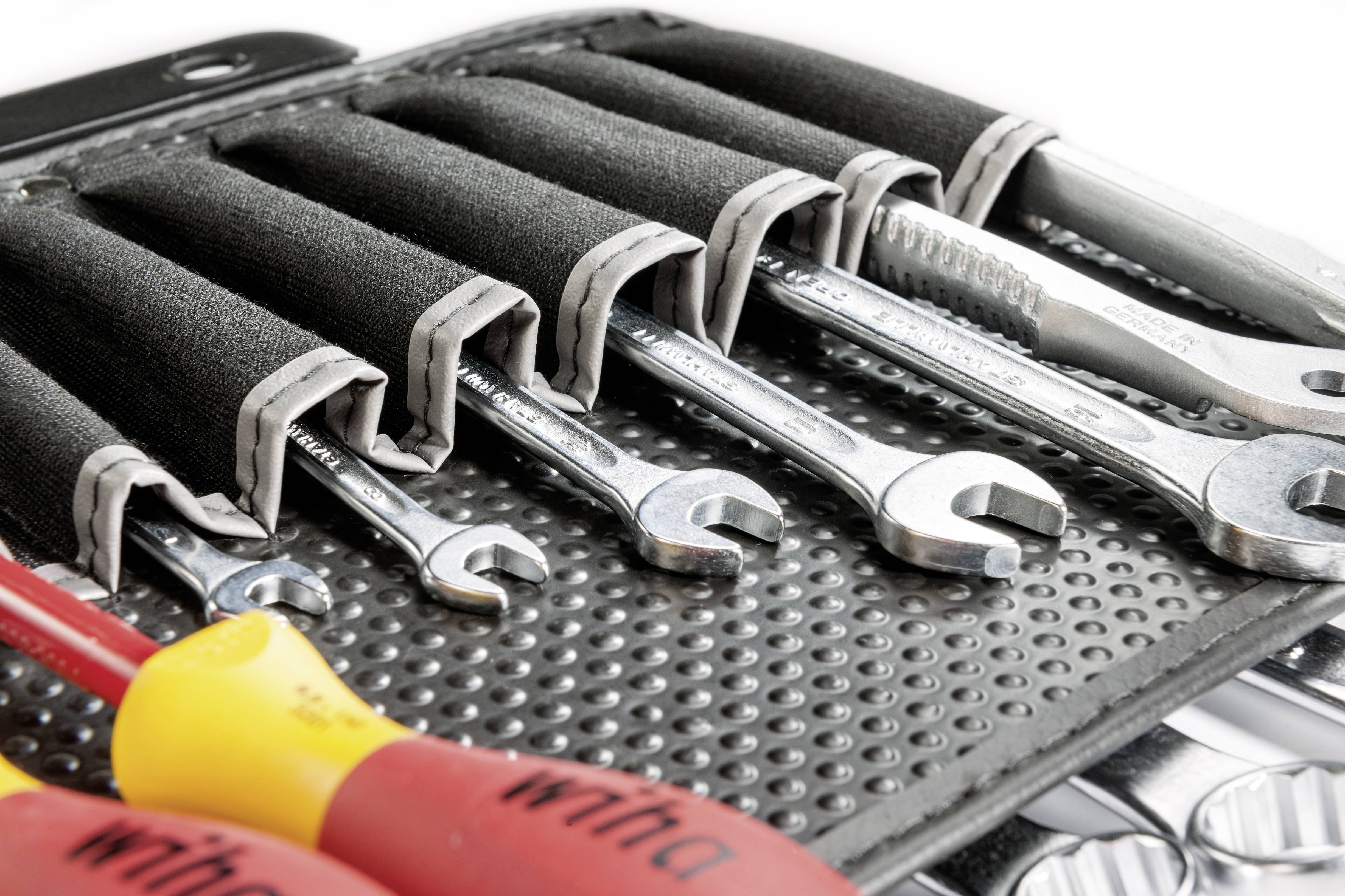 Un ensemble de clés et de tournevis dans un support. Les outils sont soigneusement rangés et prêts à l'emploi.