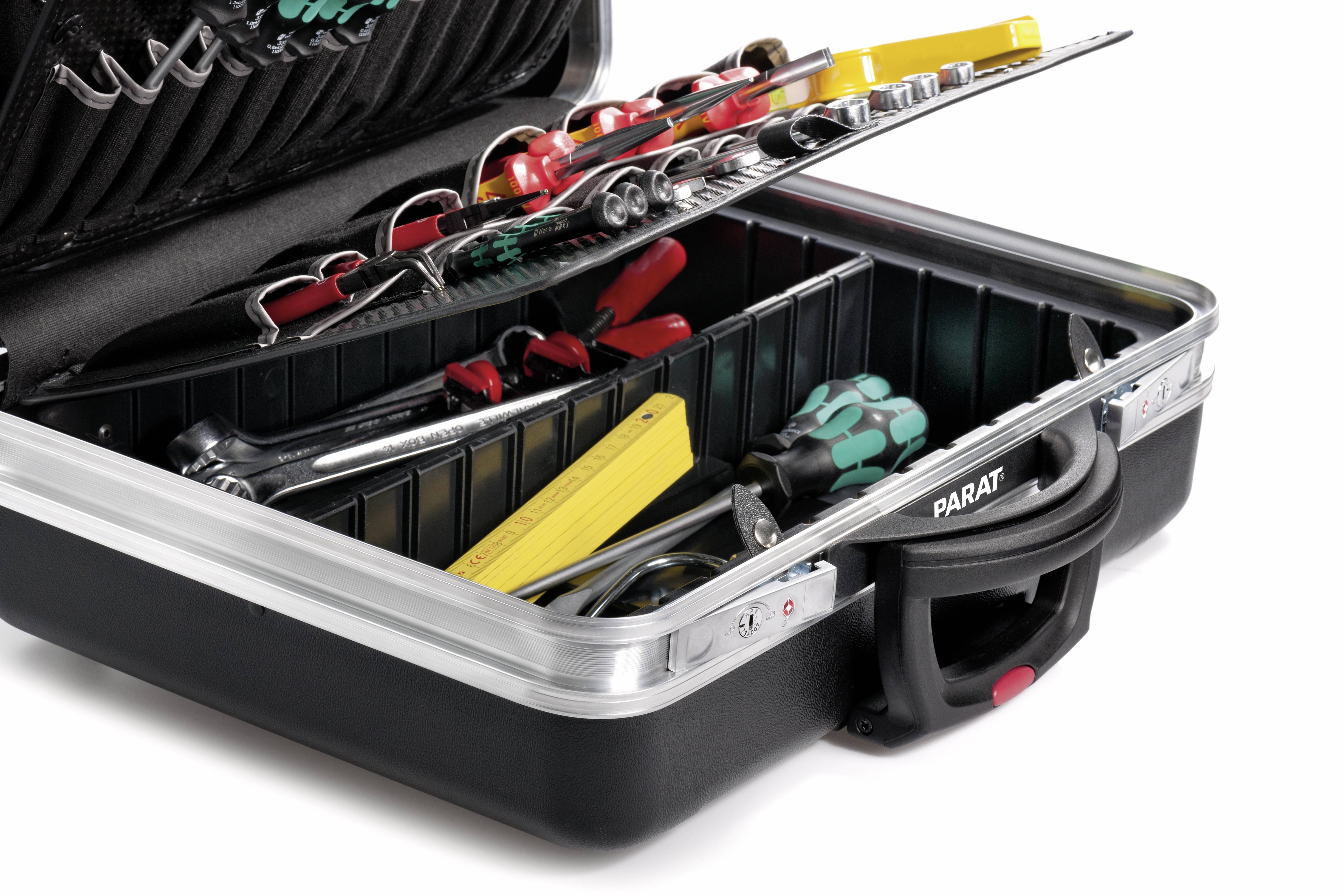 Une mallette à outils ouverte contenant divers outils tels que des tournevis, des pinces et un mètre ruban, organisés dans des compartiments.