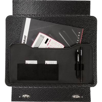 Une chemise noire ouverte contient un catalogue, une calculatrice, des cartes de visite et deux stylos dans un support.