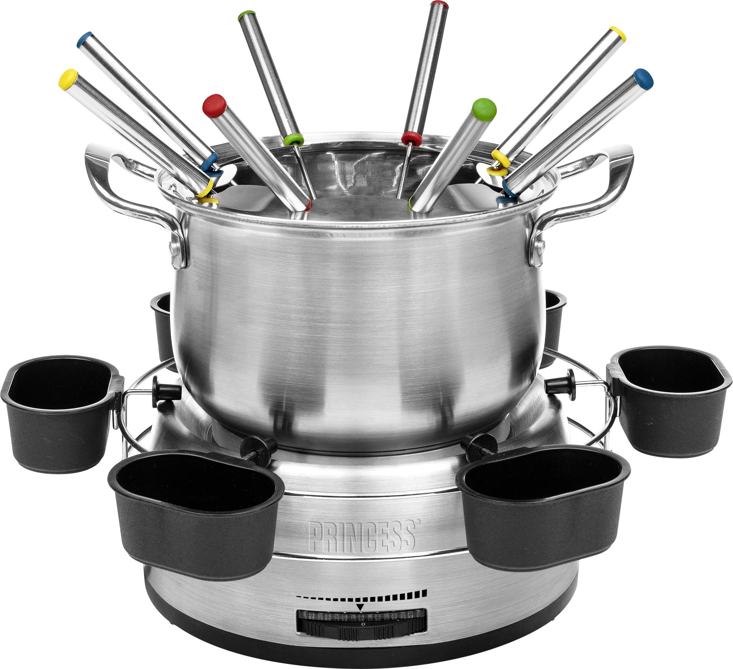 Un pot à fondue en argent avec huit fourchettes et de petits bols noirs disposés autour, placé sur une cuisinière.