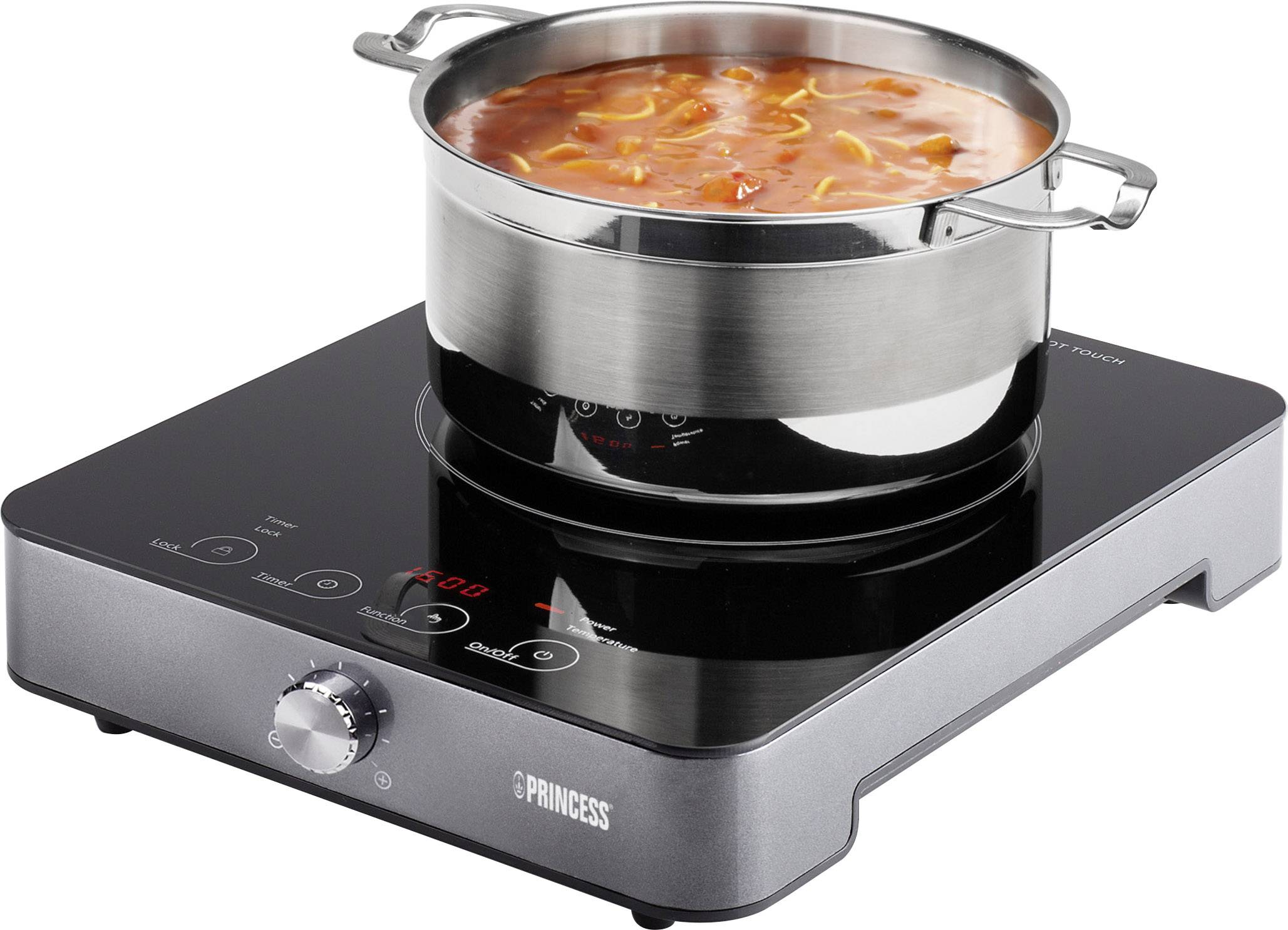 Une casserole en acier inoxydable contenant un ragoût est posée sur une plaque à induction noire affichant 2500 W.