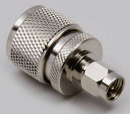 Connecteur coaxial métallique, souvent utilisé dans les systèmes de communication et de transmission de signaux, sur un fond gris.