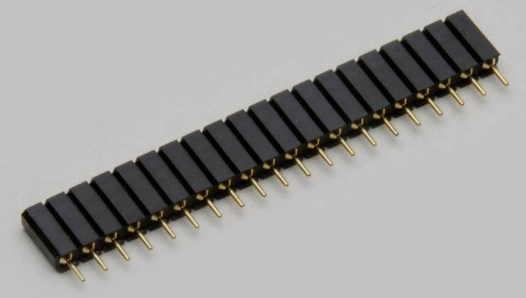 Une rangée de broches dorées dans un boîtier en plastique noir, souvent utilisées pour les connexions électroniques sur les circuits imprimés.