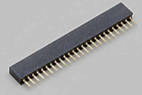 Un connecteur électronique rectangulaire avec de nombreuses broches dorées alignées en rangée droite, sur un fond gris.