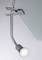 Lampe à pince en métal avec bras flexible et ampoule LED, fixée à une plaque de verre, éclairant une zone de table.