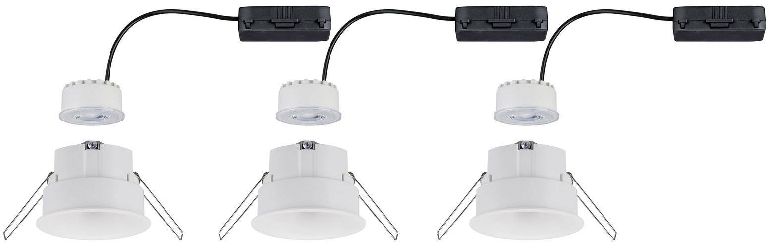 Trois unités d'éclairage encastré à LED avec boîtiers blancs et clips métalliques, reliées par des câbles à des boîtes de connexion noires.