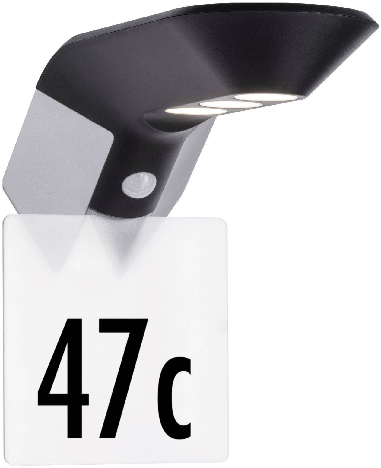 Plaque de numéro de maison éclairée avec un enjoliveur noir. Numéro '47c' en grands chiffres noirs sur fond blanc.