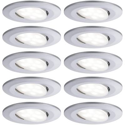 Neuf spots LED encastrables ronds en argent, répartis uniformément, diffusent une lumière brillante. Ils sont adaptés à une installation au plafond.