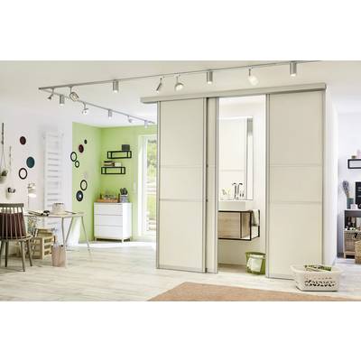 Un salon moderne et lumineux avec un grand placard blanc, un espace de travail à gauche, des étagères décoratives et un mur vert en arrière-plan.