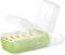 Boîte à beurre verte avec quatre bandes de beurre, couvercle transparent ouvert. Idéal pour le stockage et le portionnement du beurre.