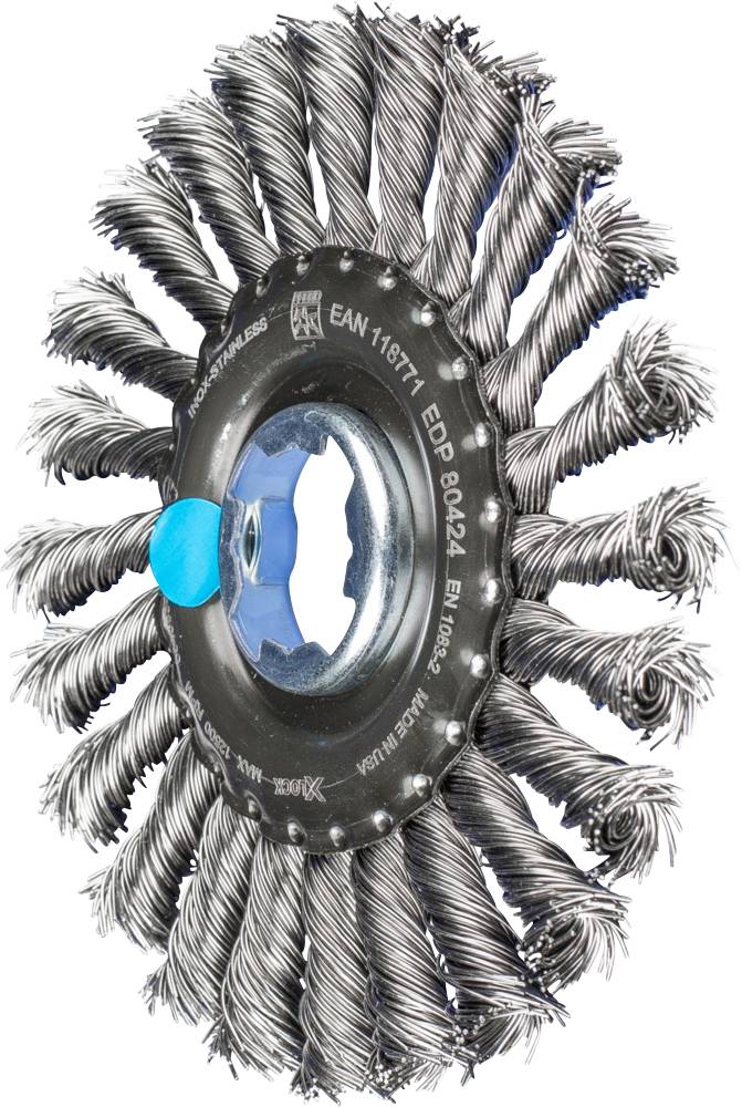 Une brosse ronde métallique à enroulement filaire avec un manche central bleu. Elle est typiquement utilisée pour le nettoyage de surface ou l'enlèvement de matériaux.