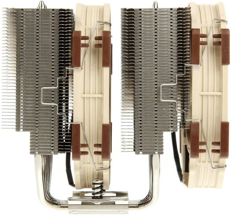 Un grand dissipateur thermique de CPU avec des ailettes verticales empilées et deux ventilateurs connectés qui assurent l'évacuation de la chaleur.