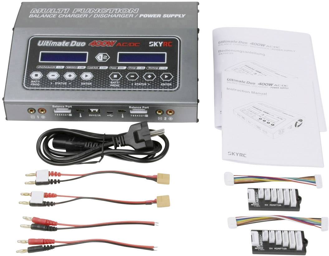 Chargeur et accessoires avec mode d'emploi. Plusieurs câbles et adaptateurs pour les fonctions de charge et de décharge des appareils RC.