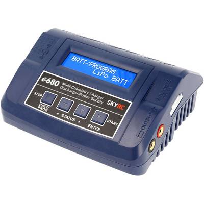 Un chargeur électronique avec un écran affichant 'BATT-PROGRAM' et 'LiPo BATT'. Le nom de marque 'SKYRC' est visible.
