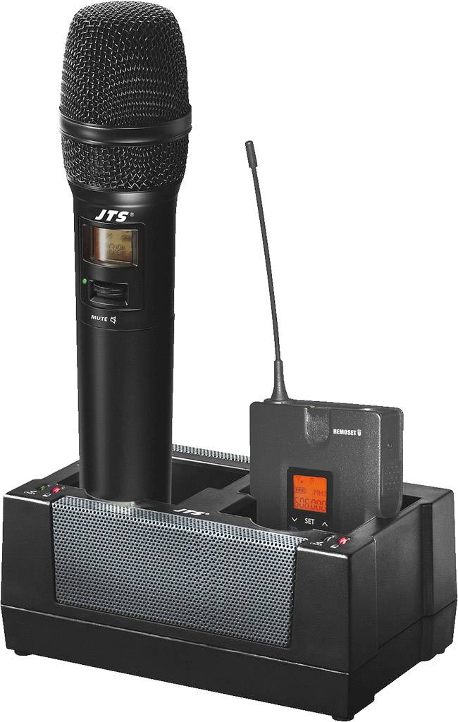 Un microphone sans fil et un récepteur de poche sont placés sur une station de charge.